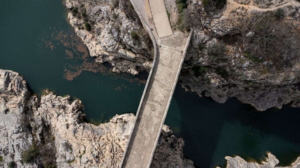 Pont suspendu audacieux surplombant un canyon rocheux.