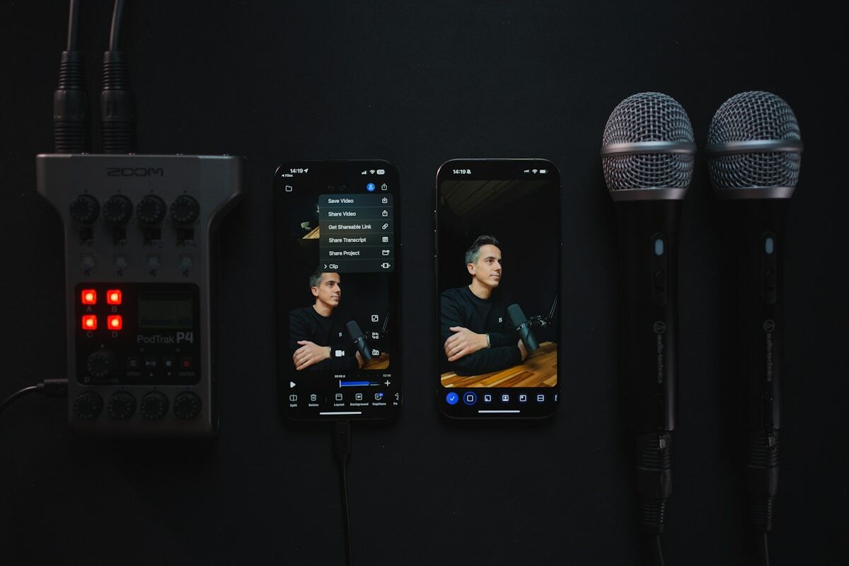 Équipement audio professionnel avec deux microphones et deux téléphones affichant des personnes.