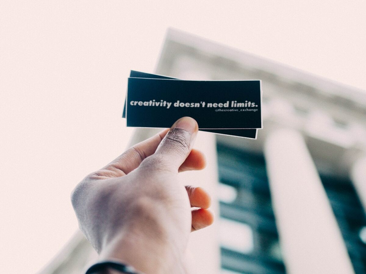 Carte de visite avec le texte "Creativity doesn't need limits."