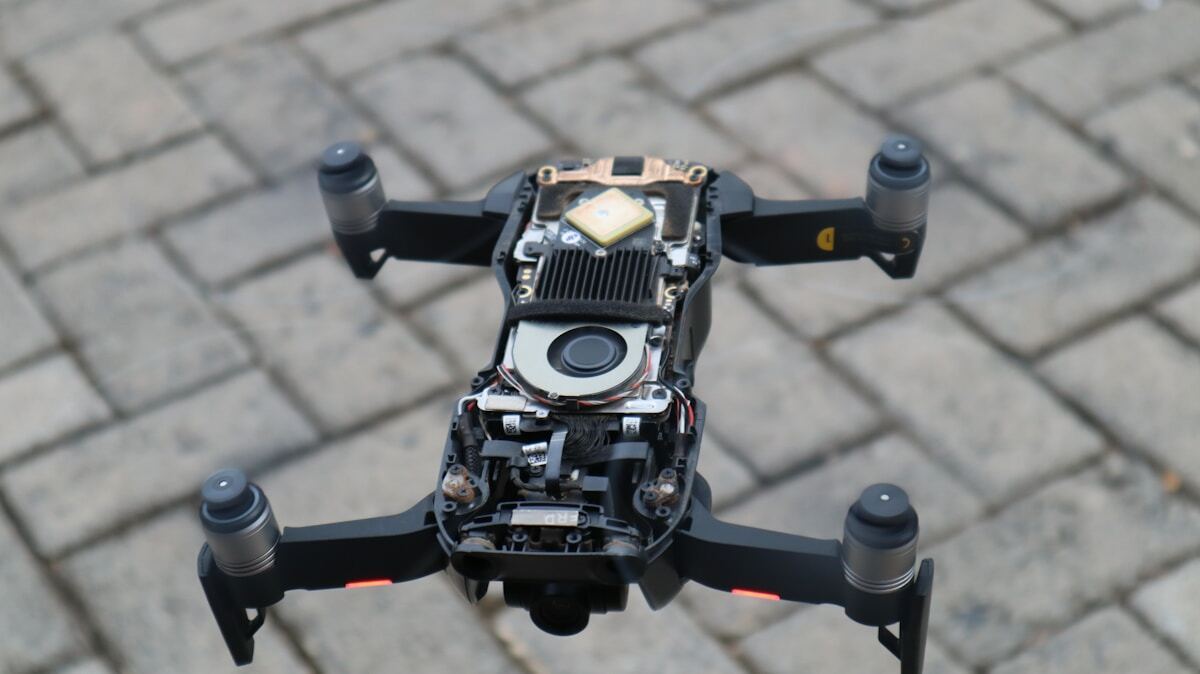 Drone quadricoptère avec caméra et composants électroniques apparents.
