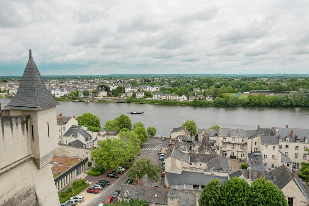 "Vue aérienne d'une ville avec une rivière traversante, prestations drone immobilier à Saumur."