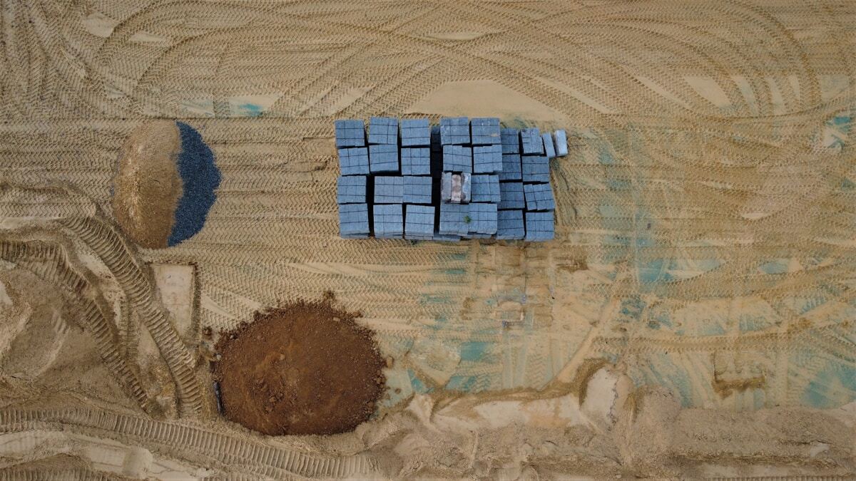 Texture de toile de jute avec blocs de bois bleus empilés.