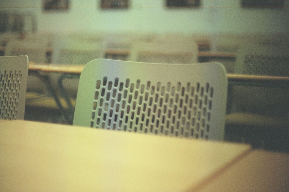 Chaises de bureau en plastique vert perforé.