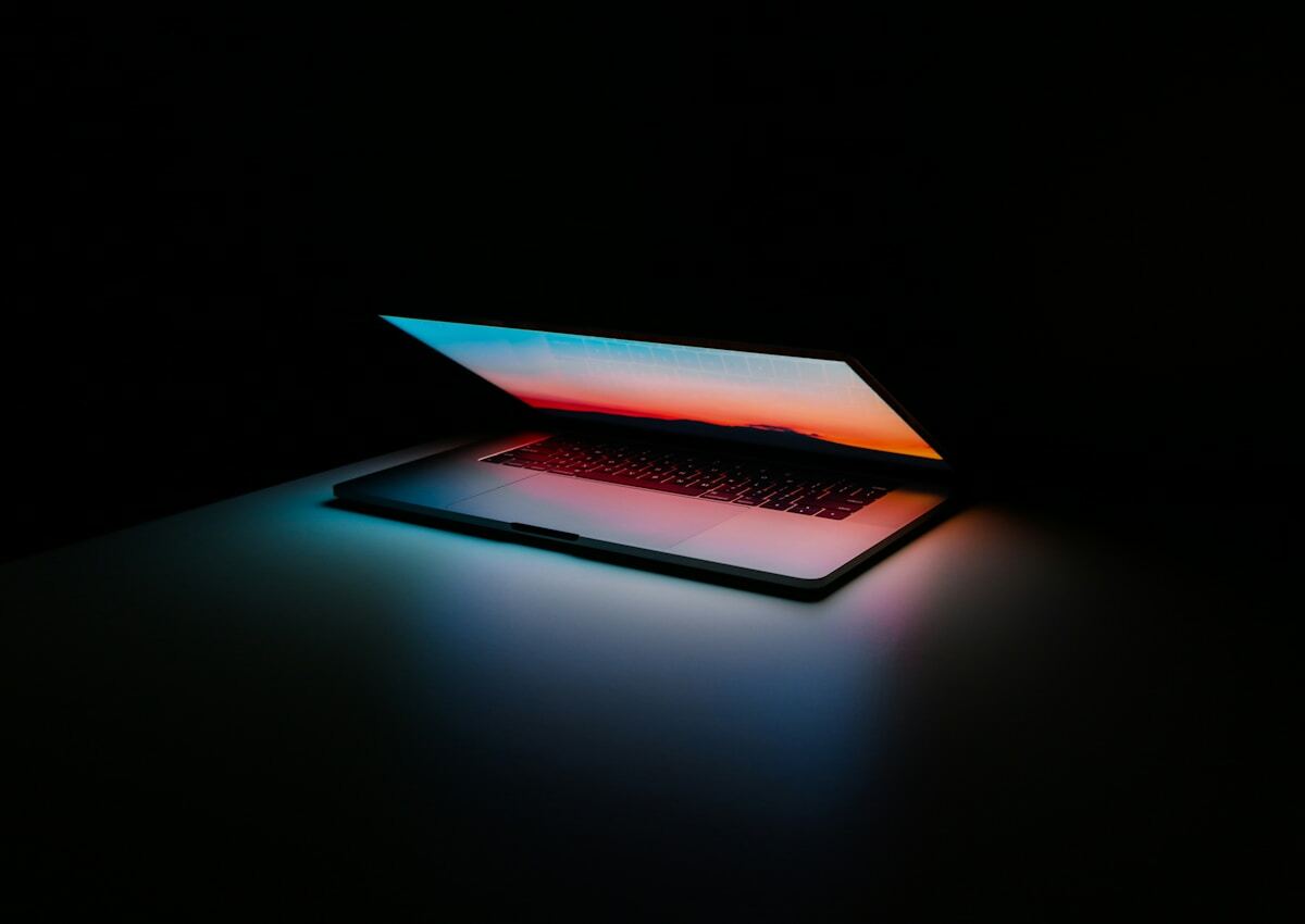 Ordinateur portable avec écran lumineux dans l'obscurité.
