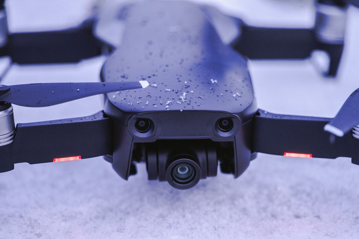 Caméra de drone dans la neige avec des détails de texture.